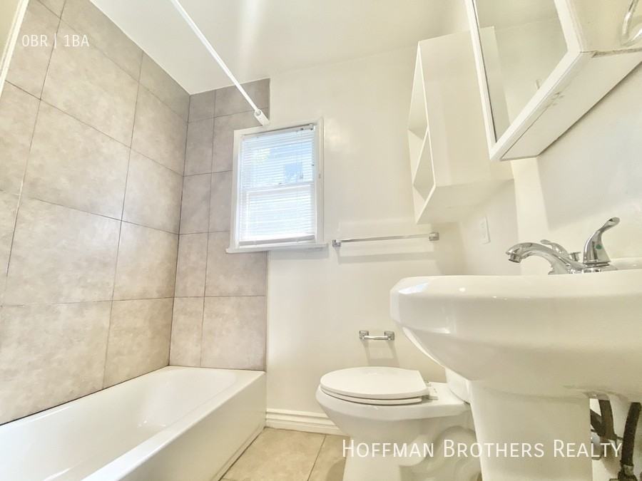 301 N Sycamore Ave #5 - Photo 6 of 7