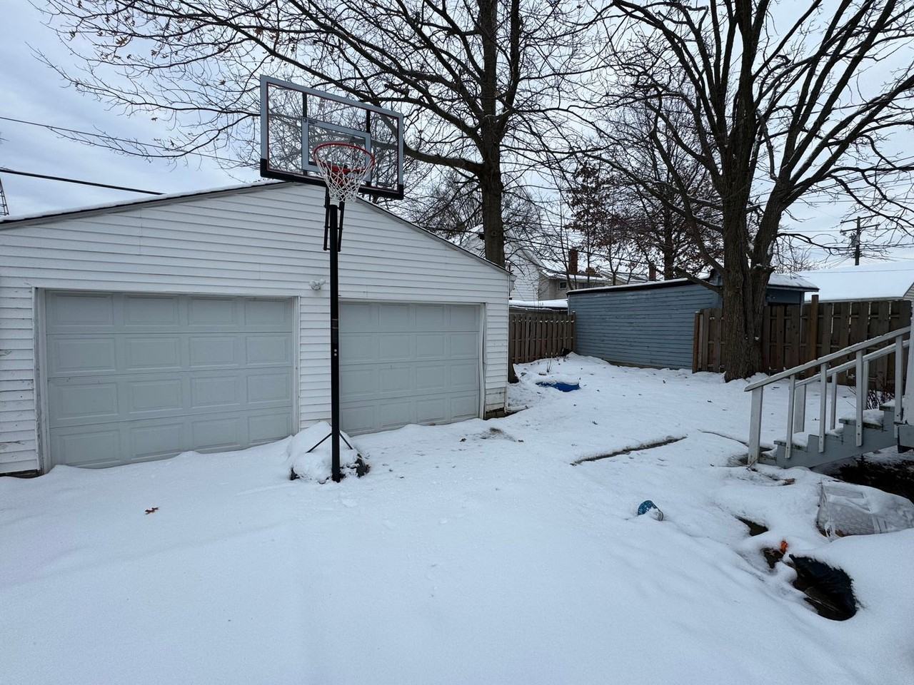 2121 Wyandotte Ave - Photo 2 of 23