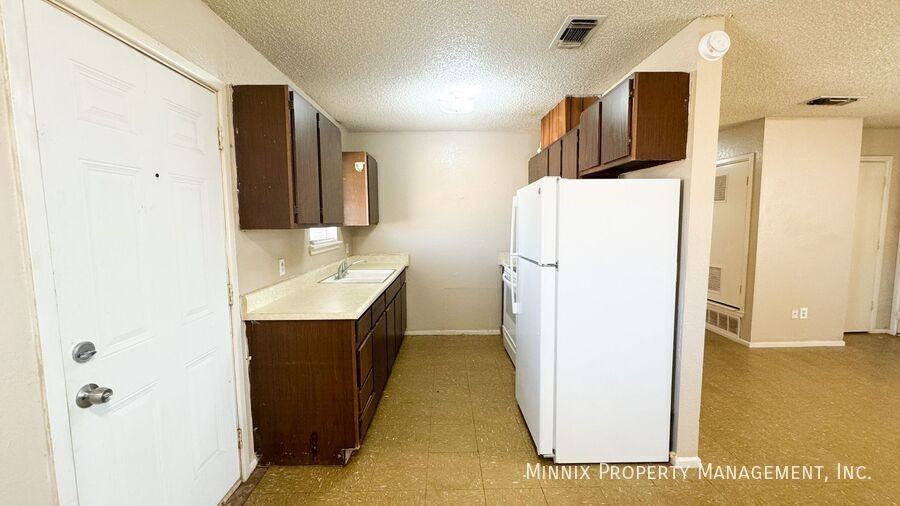 631 S Crosby St - Photo 3 of 13