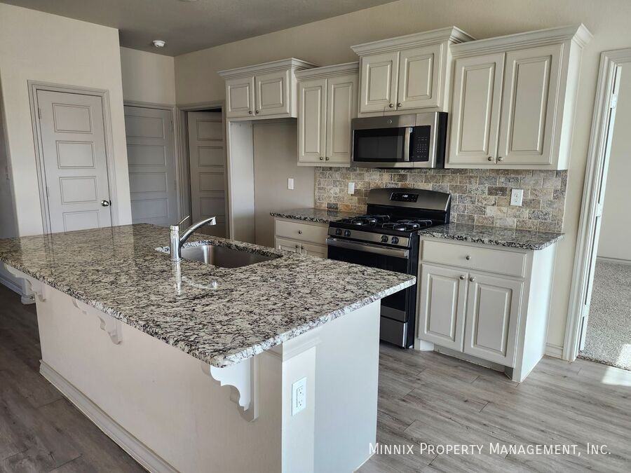 7103 22nd St - Photo 3 of 6