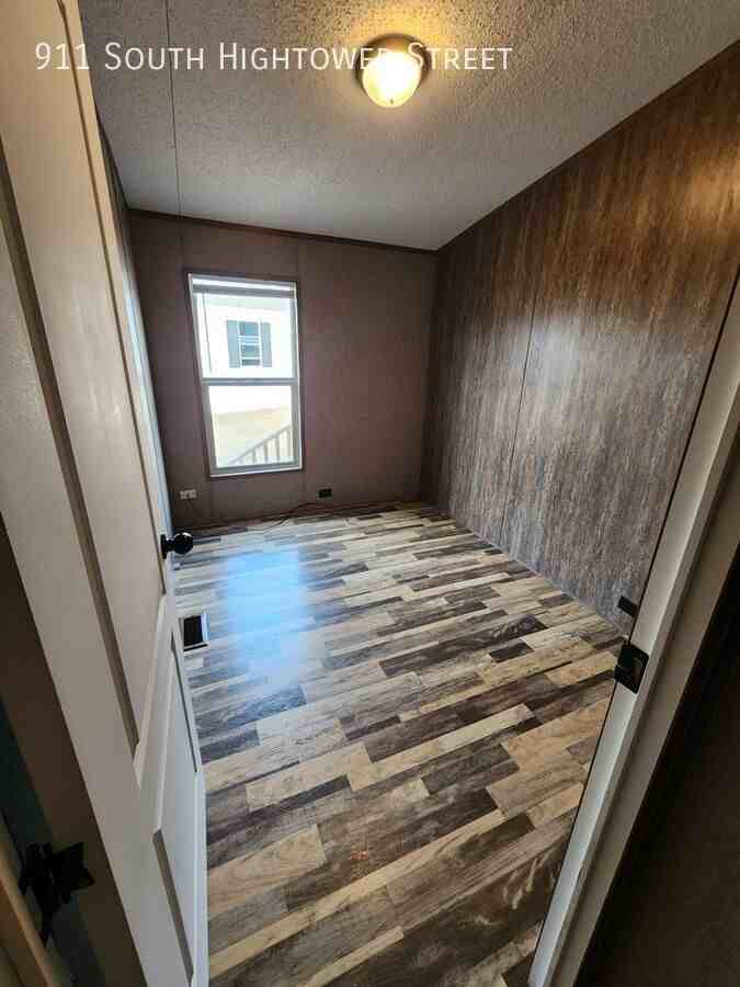 911 S Hightower St - Photo 2 of 5