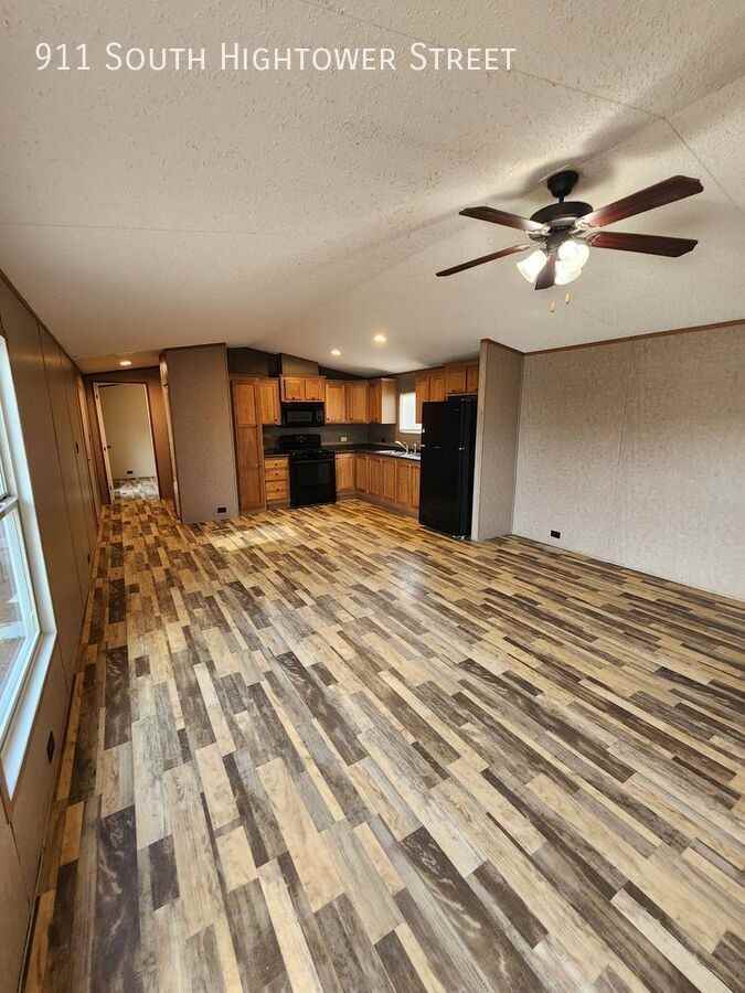 911 S Hightower St - Photo 3 of 5