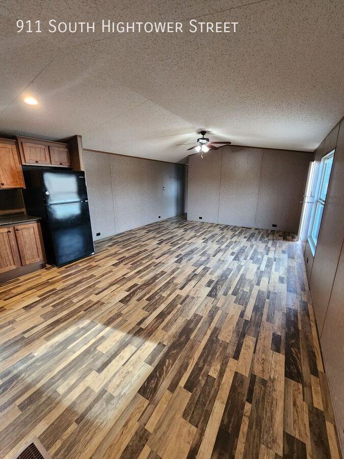 911 S Hightower St - Photo 4 of 5