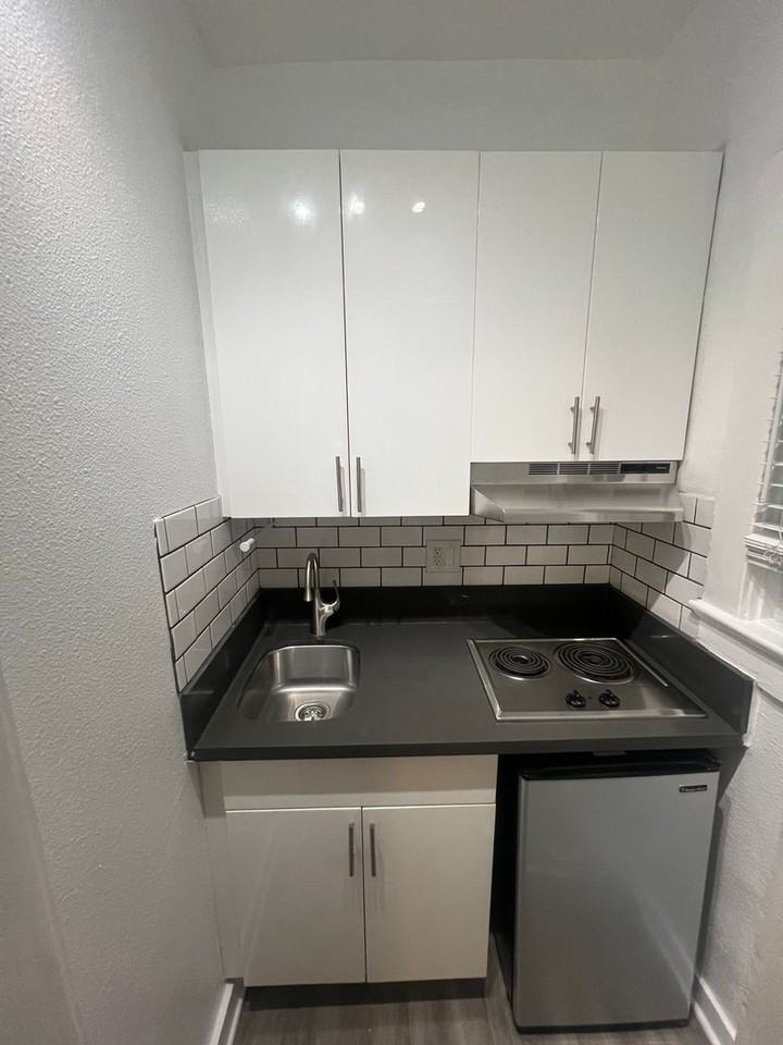 906 Pacific Ave - Photo 2 of 18