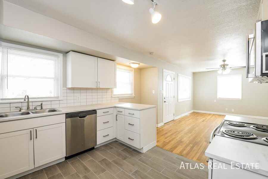 1131 Geneva St - Photo 5 of 20