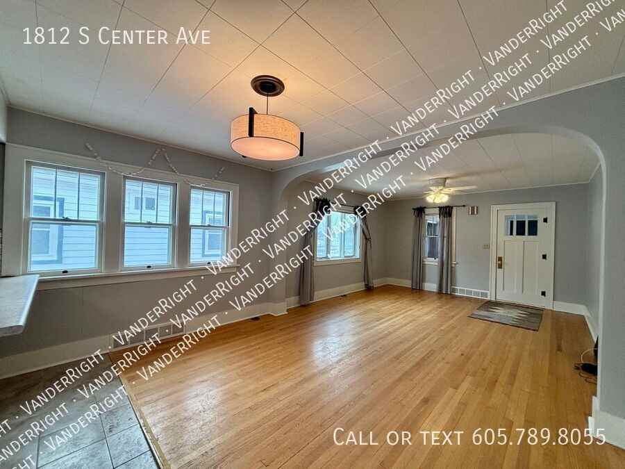 1812 S Center Ave - Photo 5 of 31