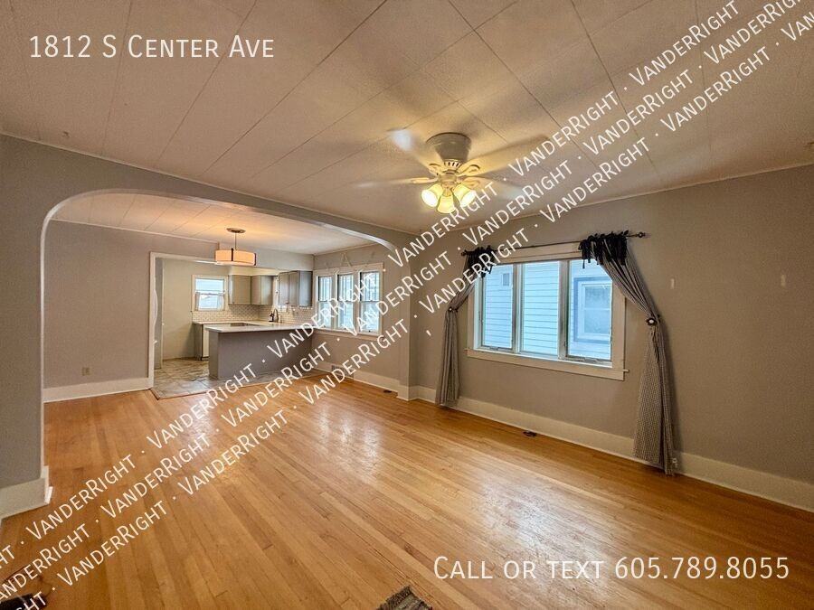 1812 S Center Ave - Photo 6 of 31