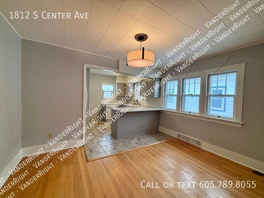 1812 S Center Ave - Photo 7 of 31