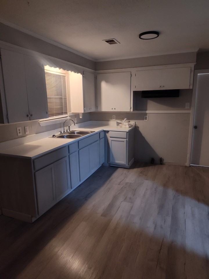 1126 Barbara Ann Dr - Photo 3 of 8