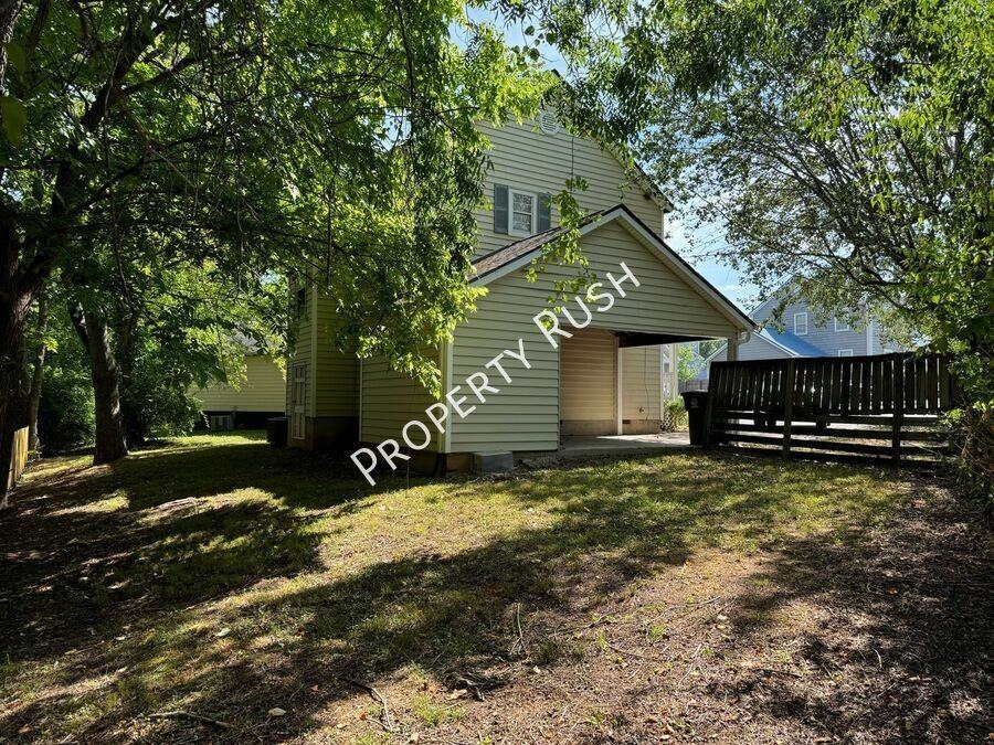 1620 Hickory Pl - Photo 5 of 31