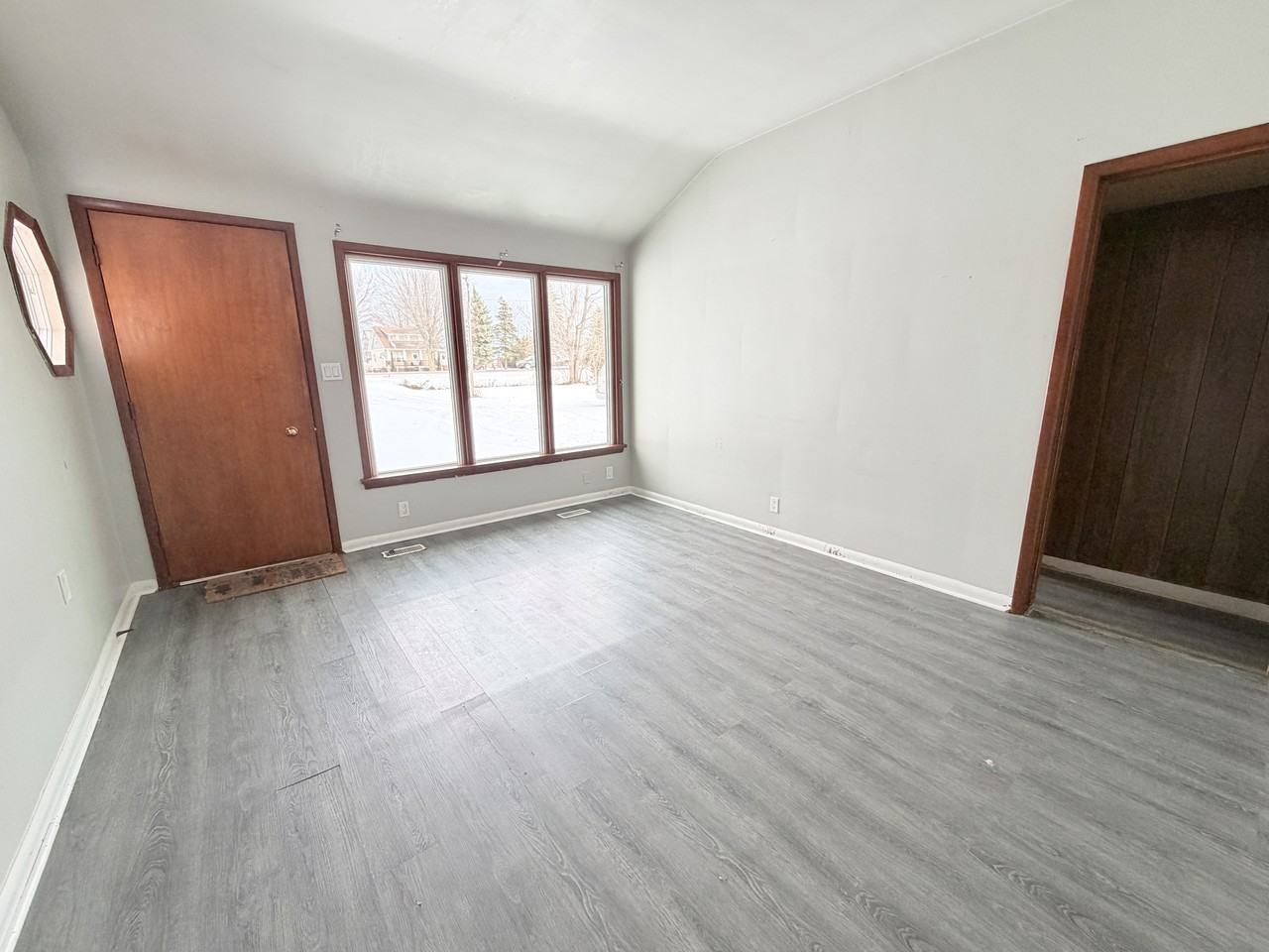 2139 London Line - Photo 4 of 13