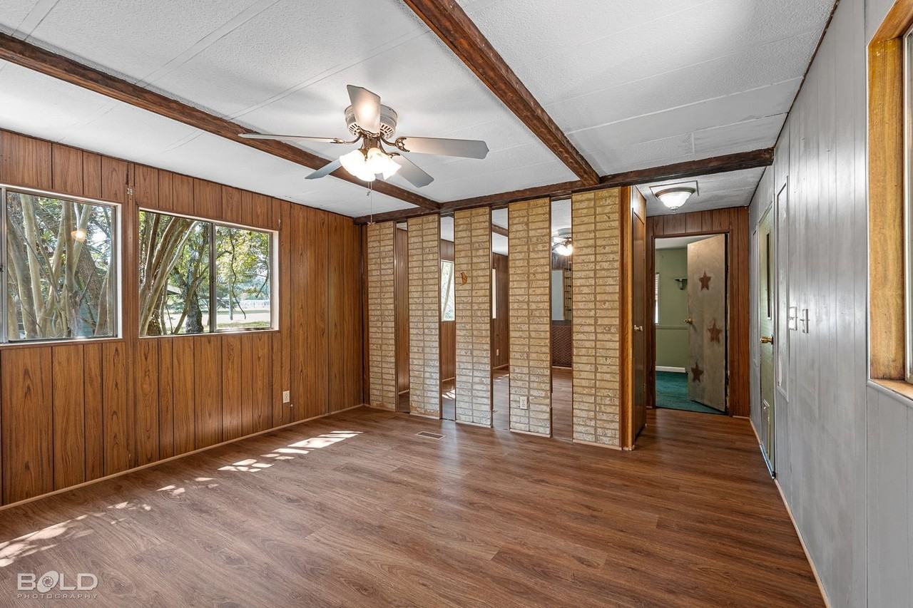 589 N Main St - Photo 3 of 27