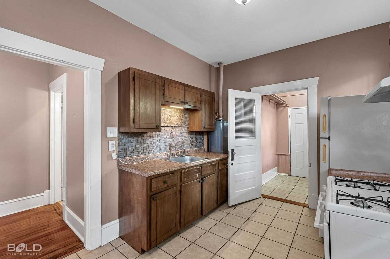 411 Rutherford St - Photo 2 of 10