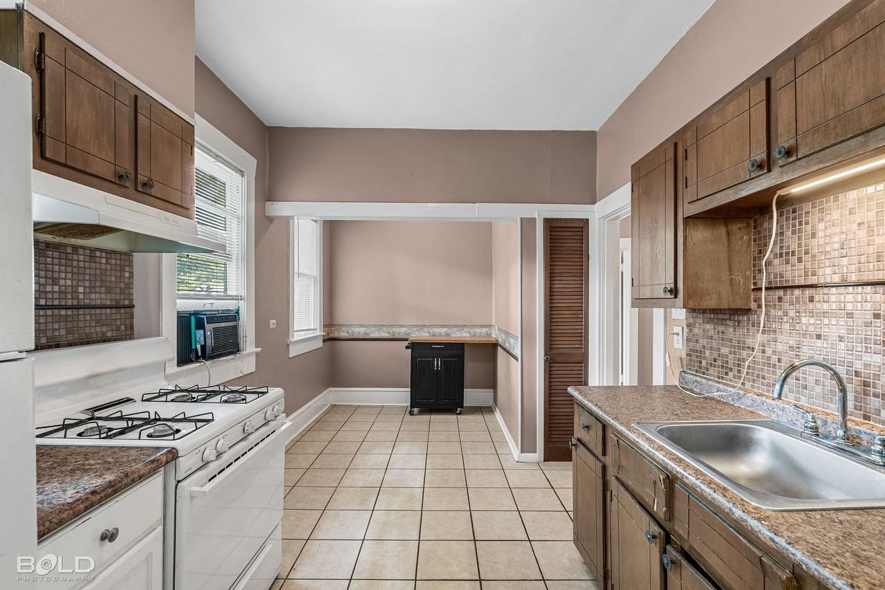 411 Rutherford St - Photo 6 of 10