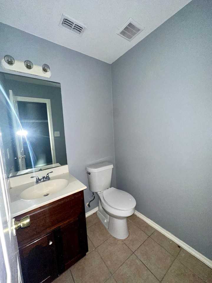 818 S Minnesota St #1 - Photo 3 of 10