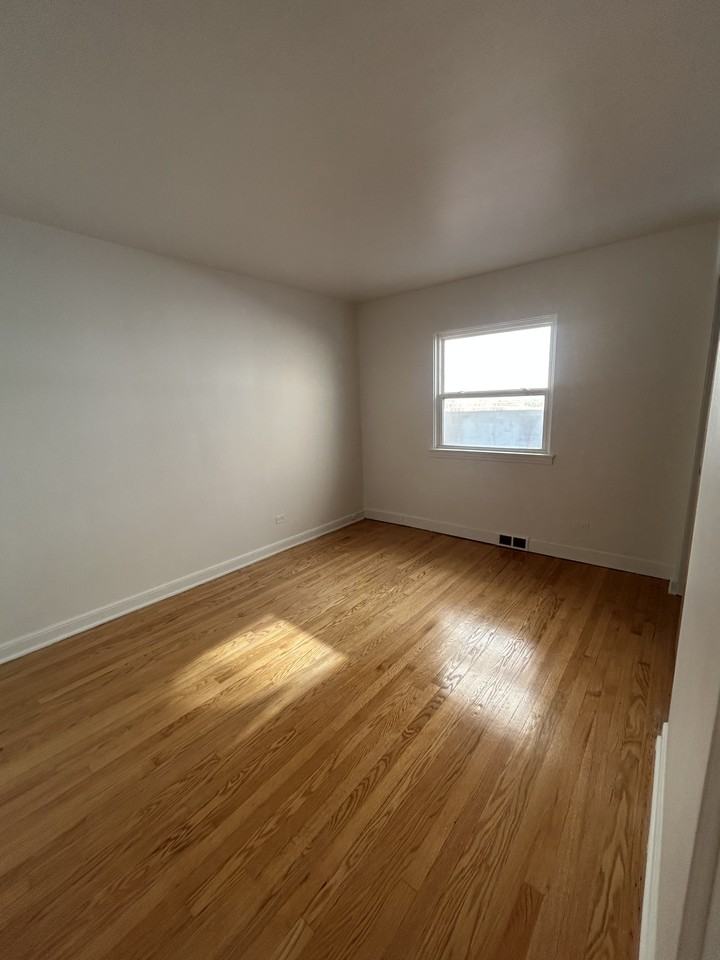 8816 S Blackstone Ave #2 - Photo 4 of 7