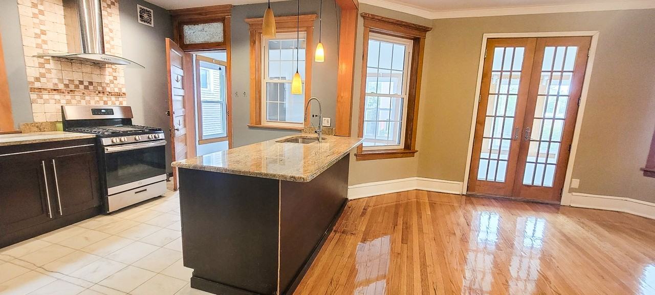 1312 W Winnemac Ave #1 - Photo 3 of 12