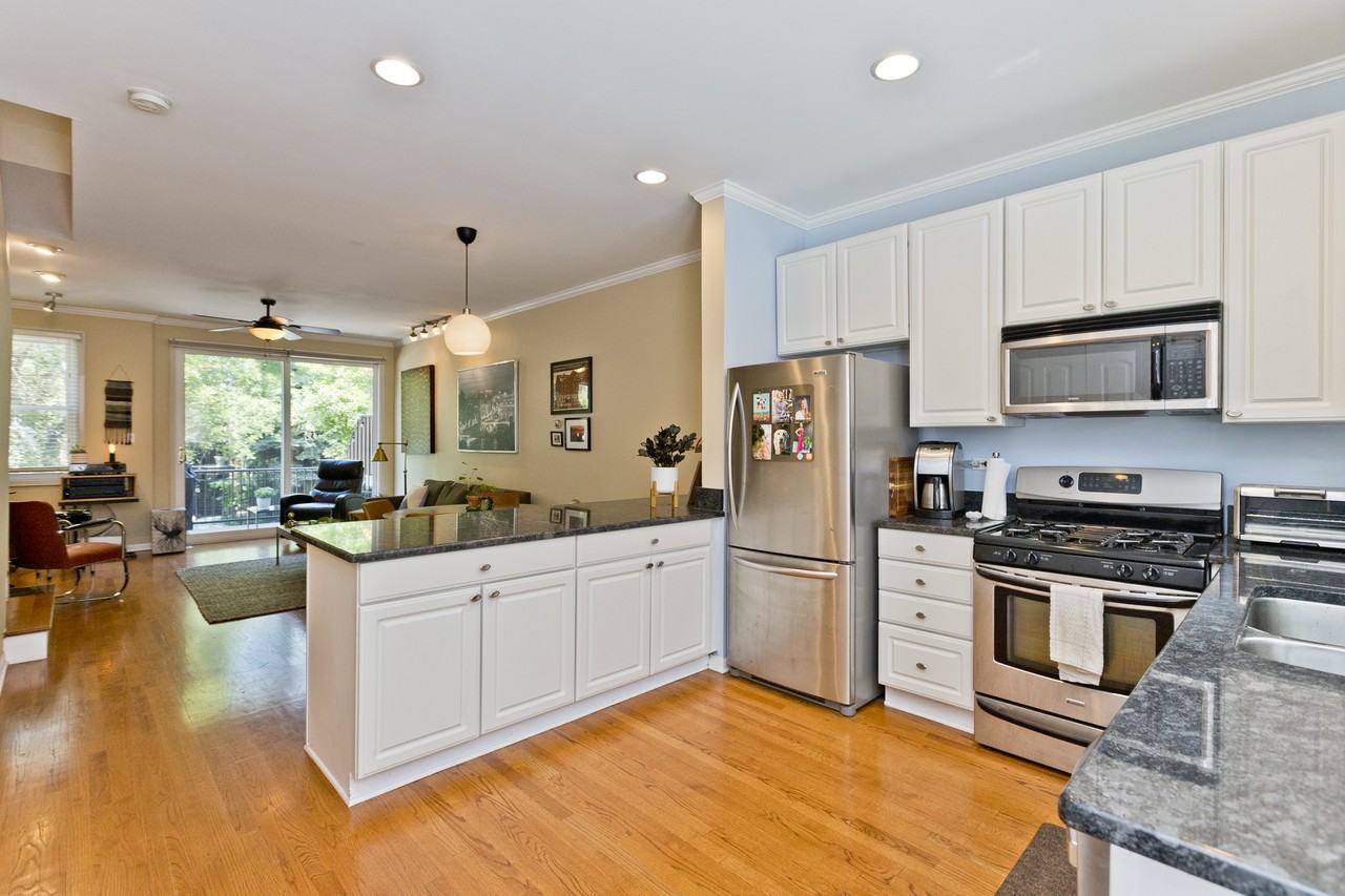 1827 W Oakdale Ave #D - Photo 3 of 14