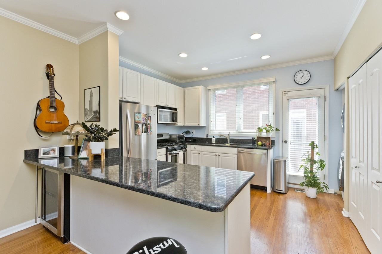 1827 W Oakdale Ave #D - Photo 5 of 14