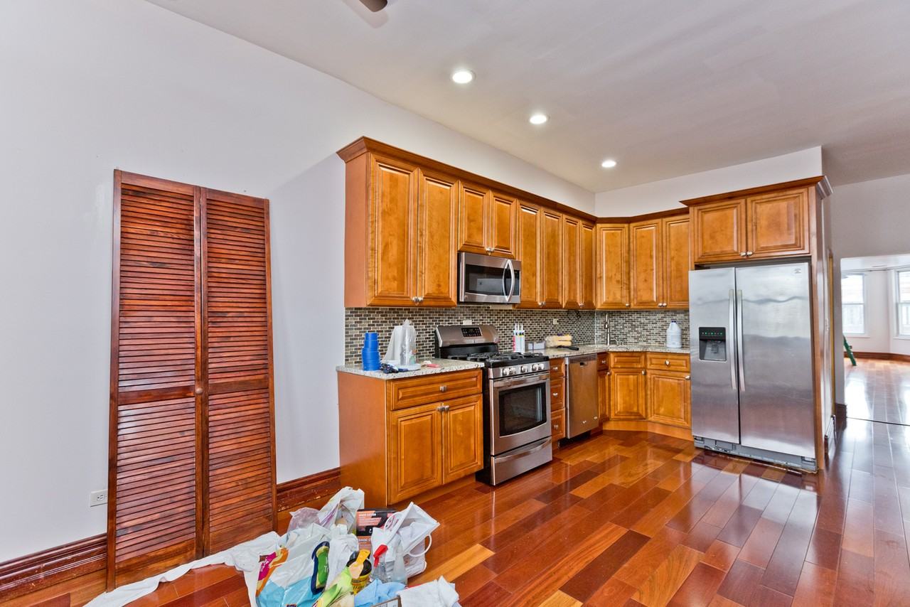 1244 W Oakdale Ave #2F - Photo 3 of 10