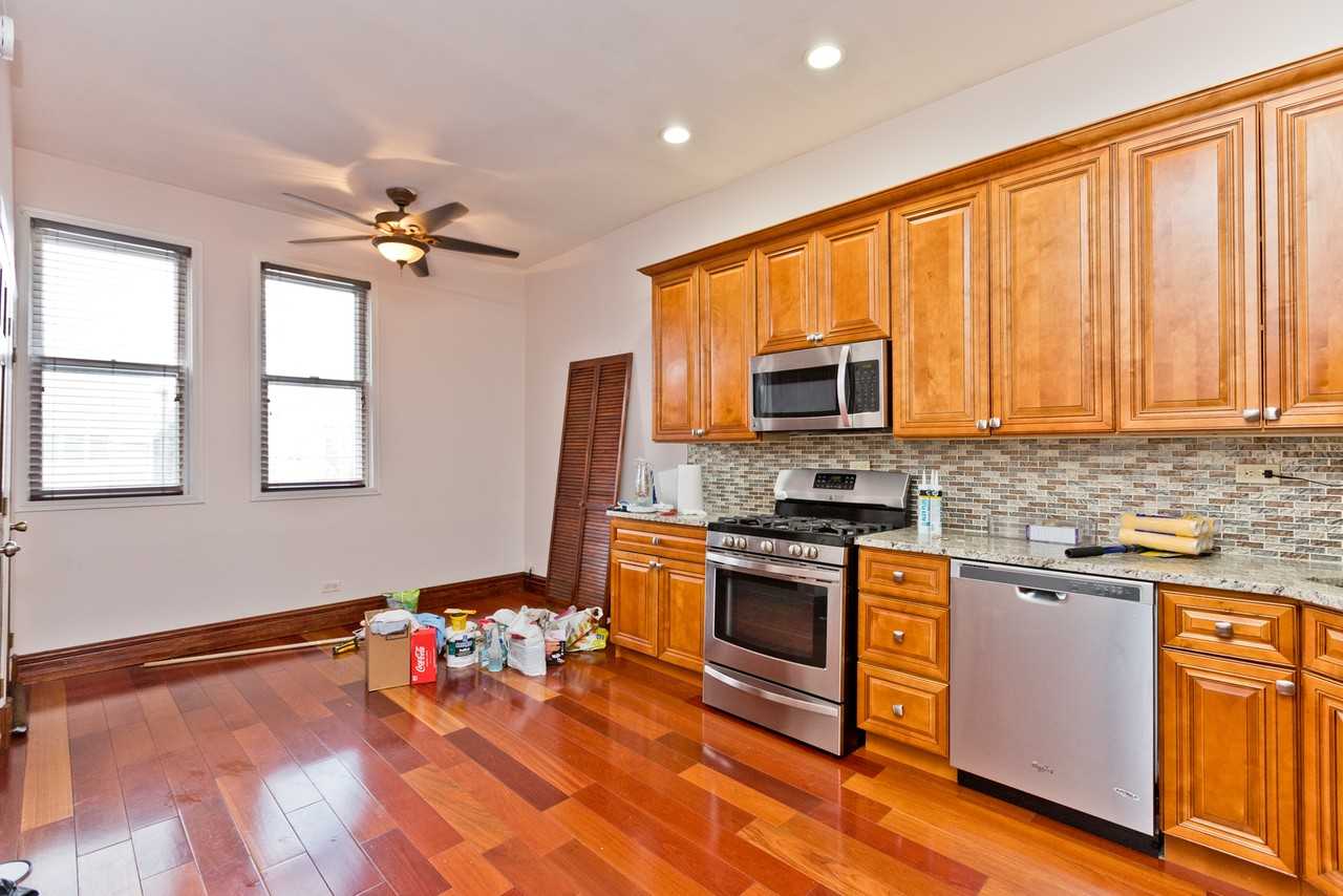 1244 W Oakdale Ave #2F - Photo 4 of 10