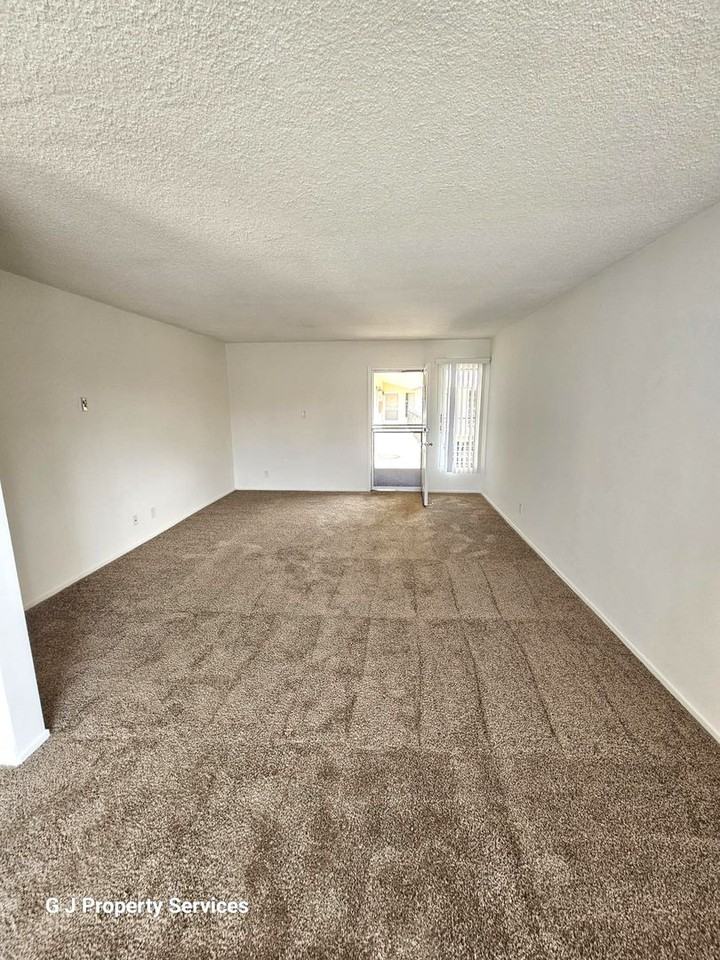 283: 377 Freeman Ave. - Photo 5 of 21