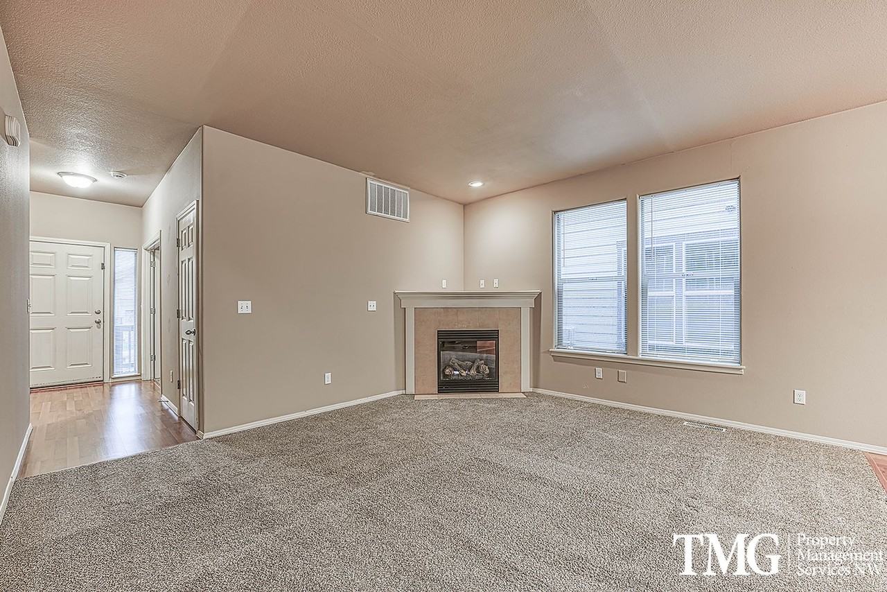 1444 Ne Edgefield St - Photo 7 of 39