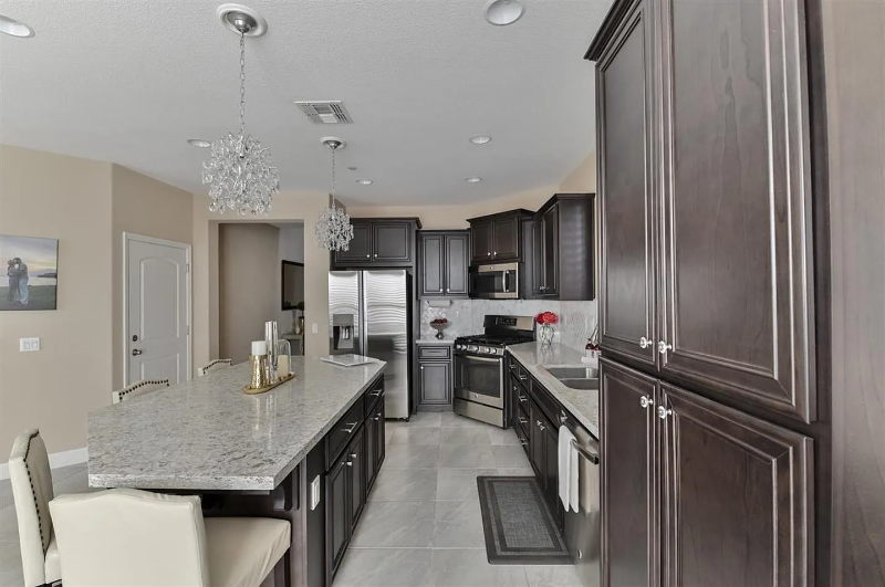 1392 Violet Way - Photo 4 of 20