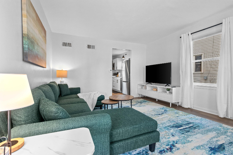 916 Quincy St - Photo 2 of 18