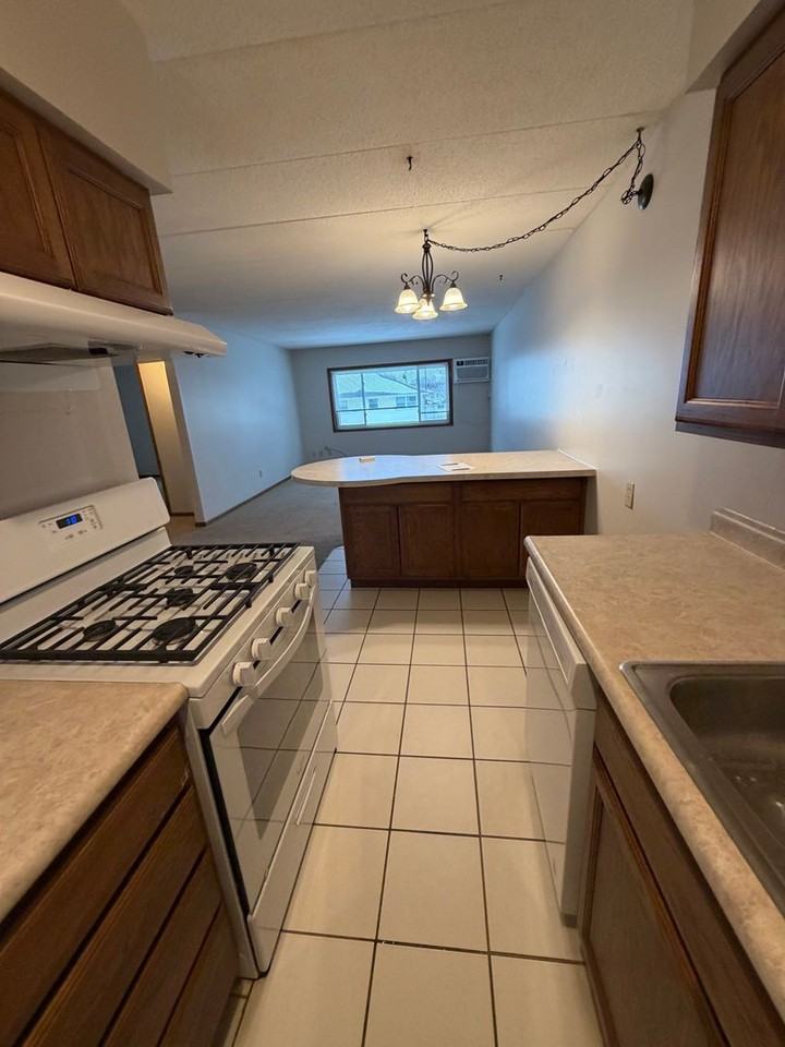 Eastwood Manor Apartments - Photo 3 of 7