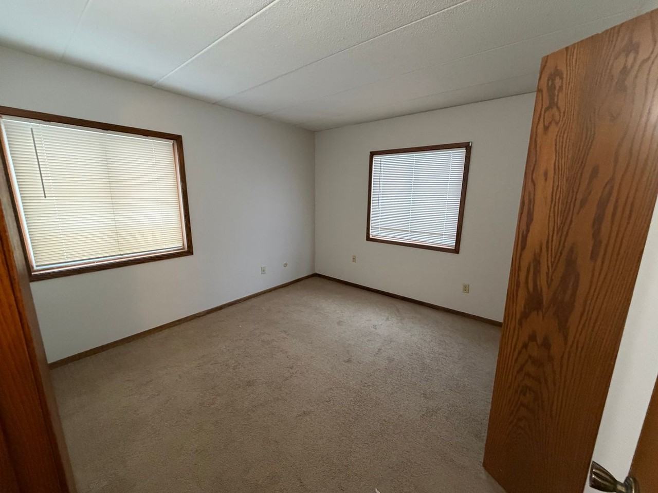 Eastwood Manor Apartments - Photo 4 of 7