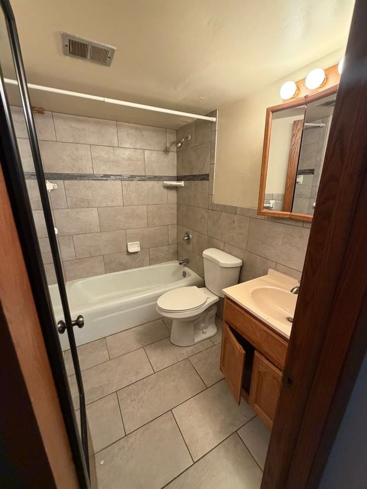 Eastwood Manor Apartments - Photo 6 of 7