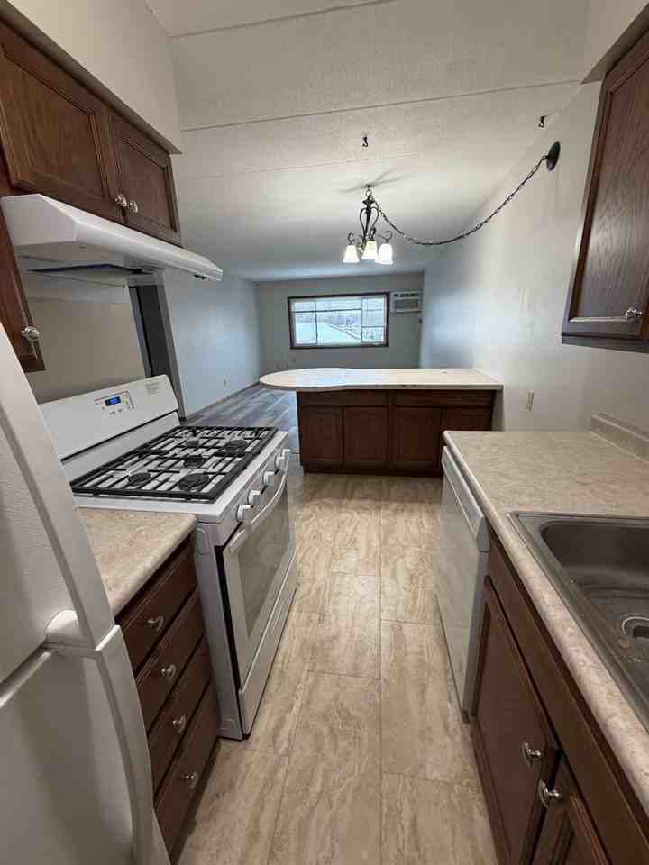 Eastwood Manor Apartments - Photo 2 of 8