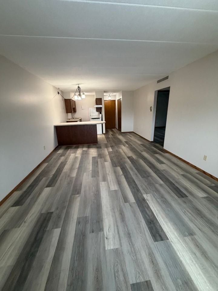 Eastwood Manor Apartments - Photo 3 of 8