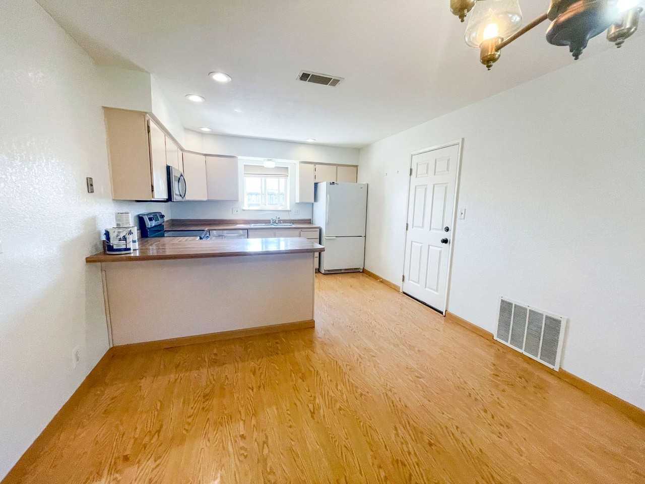 601 Herrick Ave - Photo 5 of 21