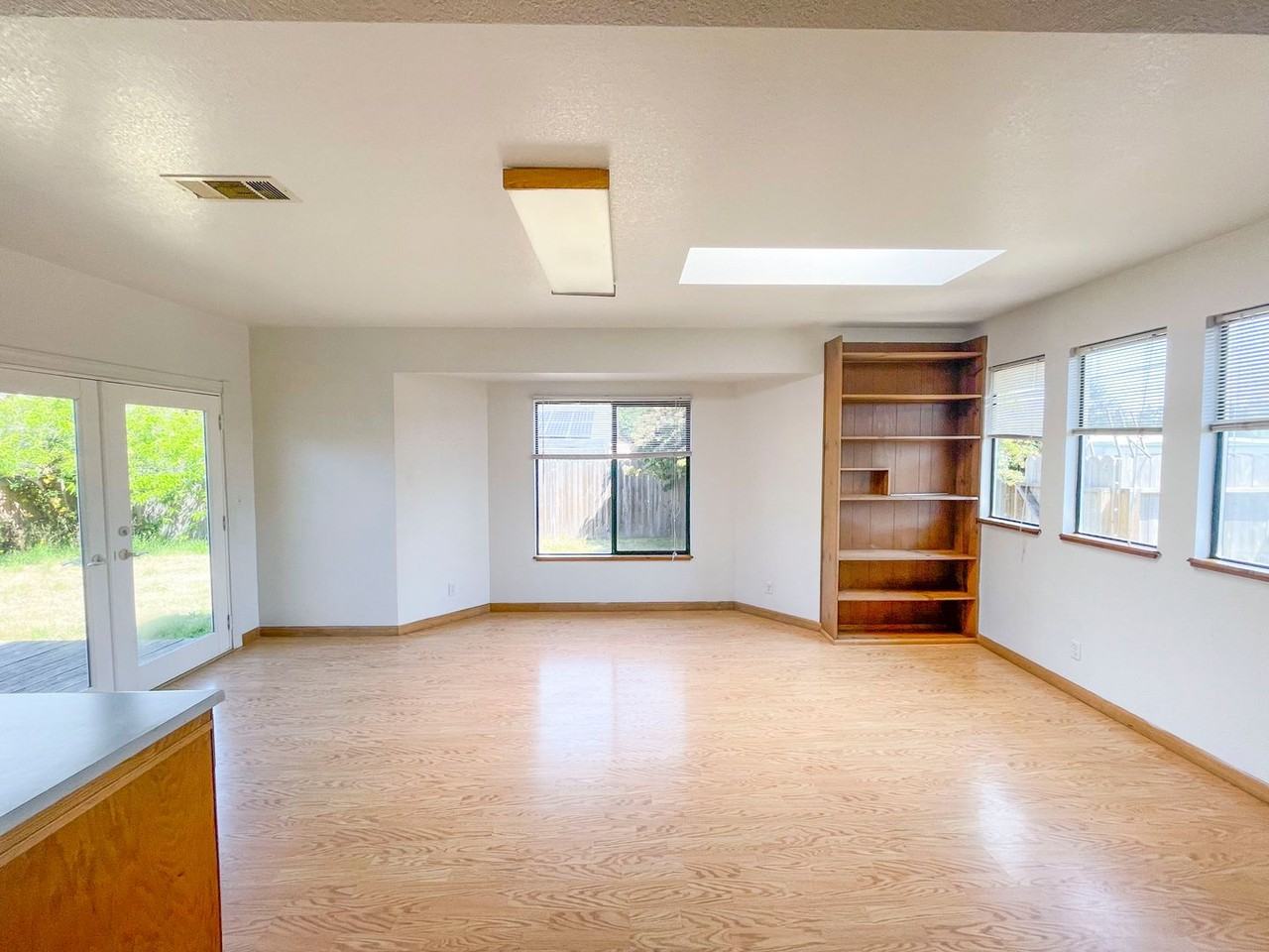 601 Herrick Ave - Photo 6 of 21