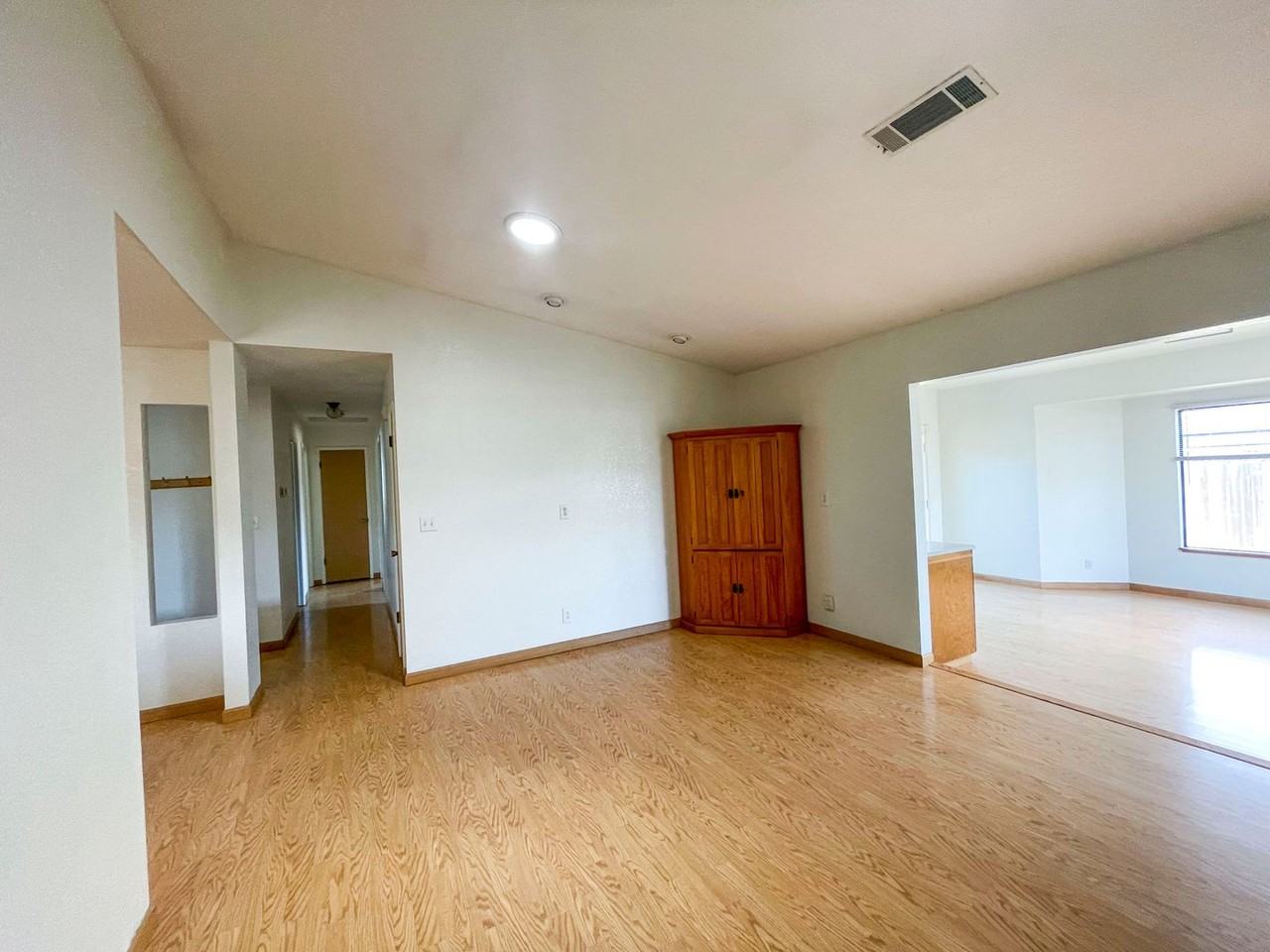 601 Herrick Ave - Photo 7 of 21