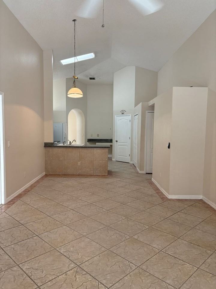 13815 Boros St - Photo 5 of 11