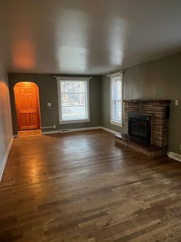 468 W 5th St - Photo 3 of 21