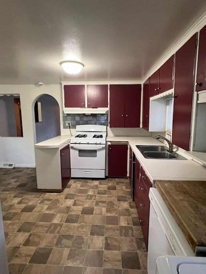 468 W 5th St - Photo 5 of 21