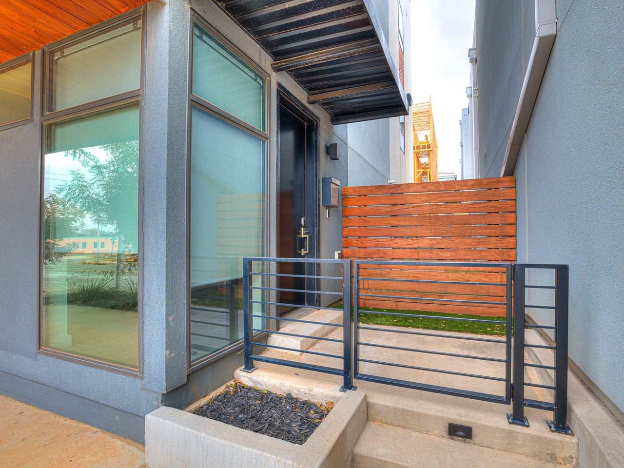 825 Nw 6th St - Photo 6 of 44