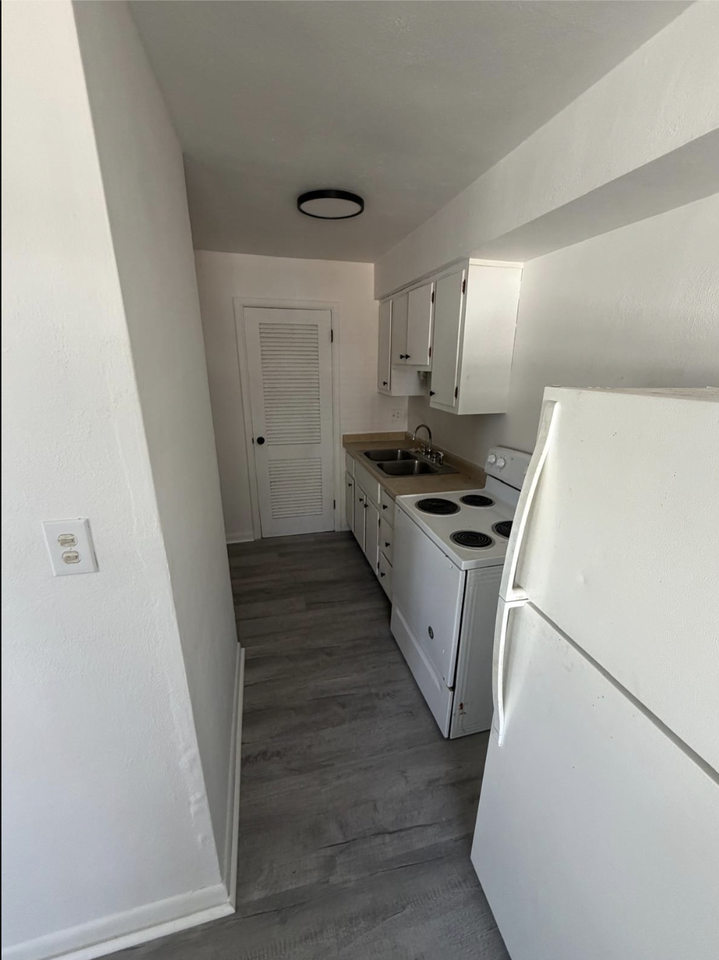 623 Troy St #C - Photo 6 of 11