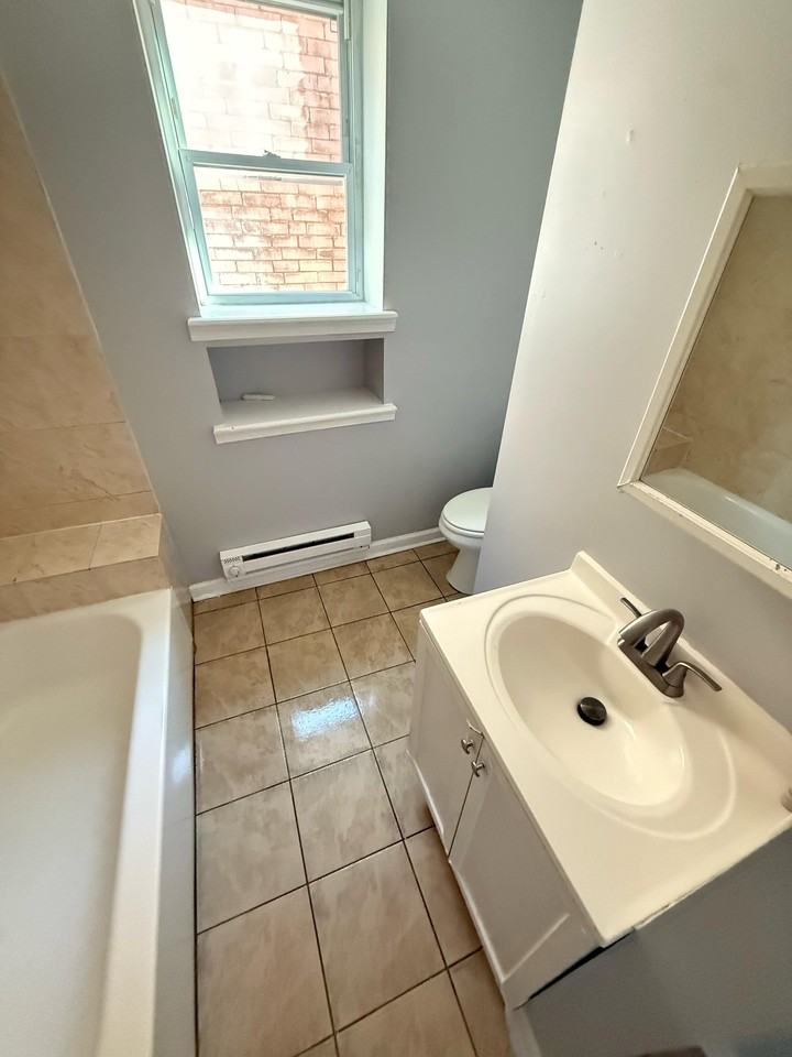 2031 West Ontario Street - Photo 3 of 11