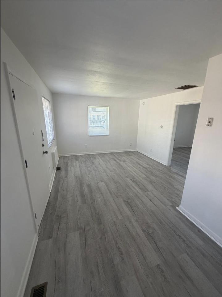 623 Troy St #A - Photo 4 of 11