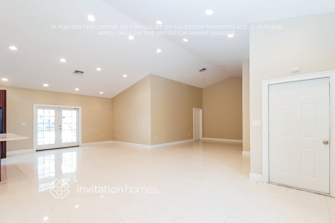 2202 Curtis Dr N - Photo 3 of 21