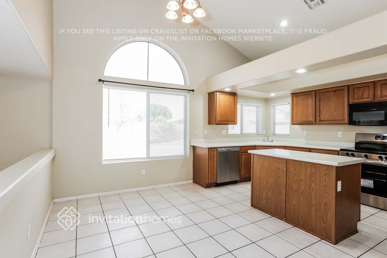 10901 W Hayward Ave - Photo 6 of 17