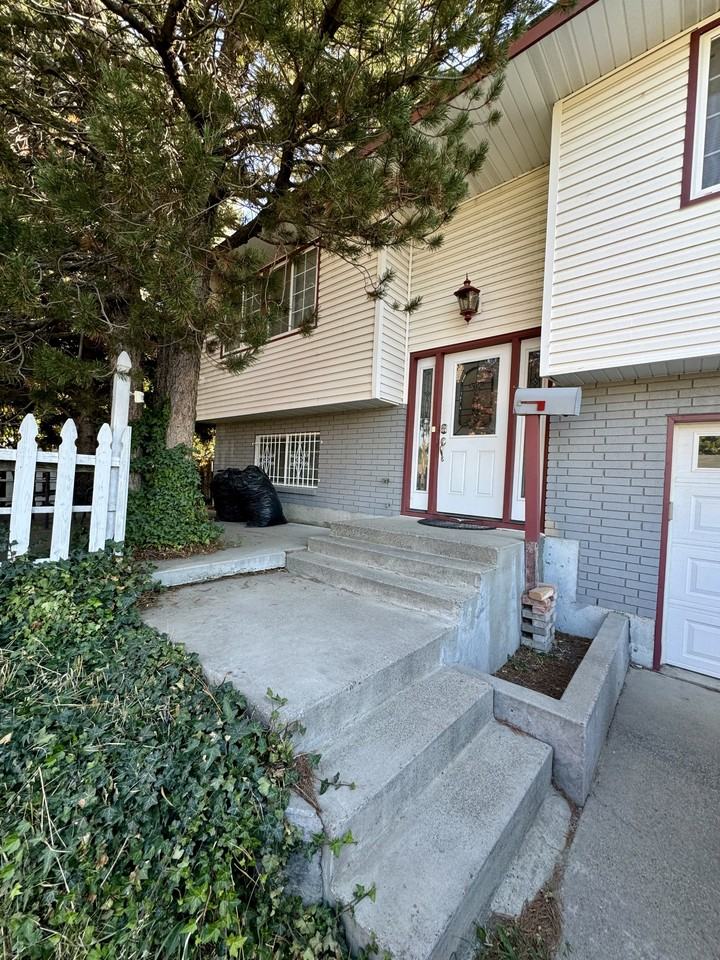 E 15th N #B - Photo 2 of 28