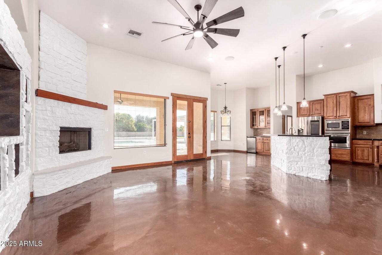 16433 W Hilton Ave - Photo 2 of 32