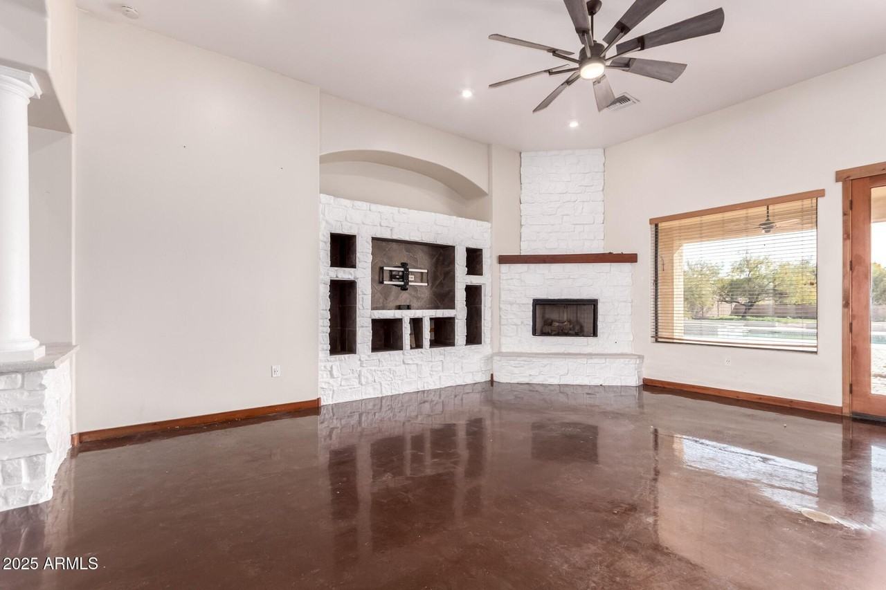 16433 W Hilton Ave - Photo 4 of 32