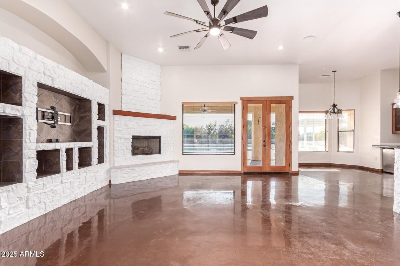 16433 W Hilton Ave - Photo 5 of 32